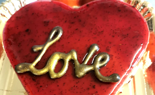 Torta forma a cuore, Mousse ai frutti di bosco, decorazione al cioccolato