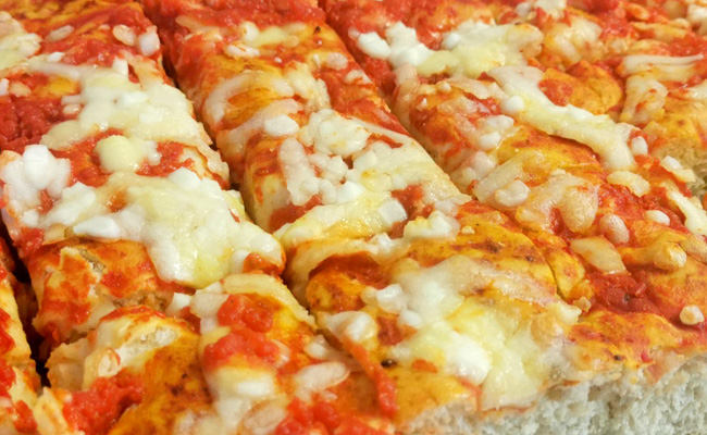 Teglia di pizza margherita tagliata