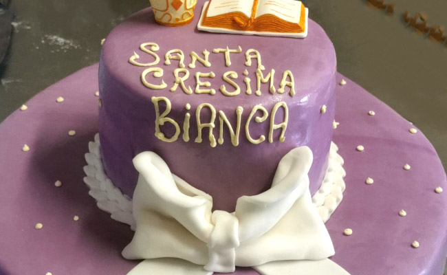 Torta per Cresima lilla a due piani in pasta di zucchero