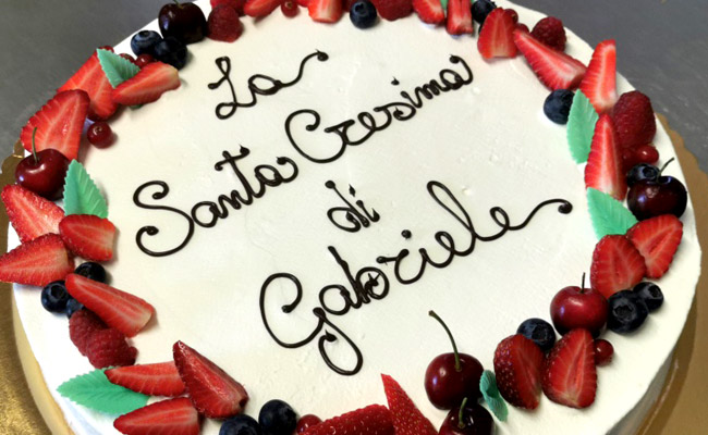 Torta per cresima, spatolata liscia con panna e corona di frutta