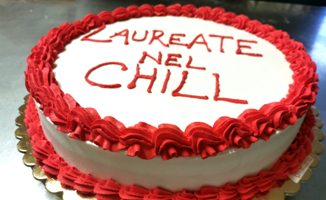 Ugly cake per laurea, con ciuffi e scritta rossa. Pan di Spagna al cioccolato farcita con crema al cioccolato e chantilly.