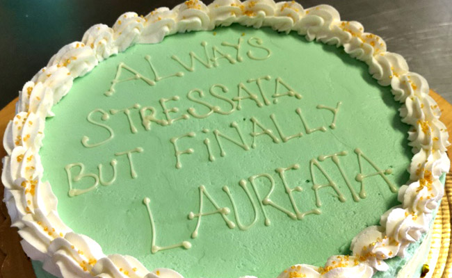 Torta per laurea, stile ugly cake. Decorata con panna colorata e bianca.