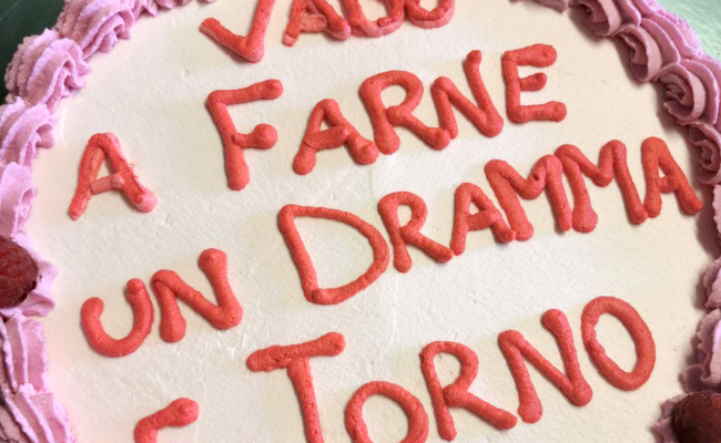 Torta ugly cake rifinita con panna colorata