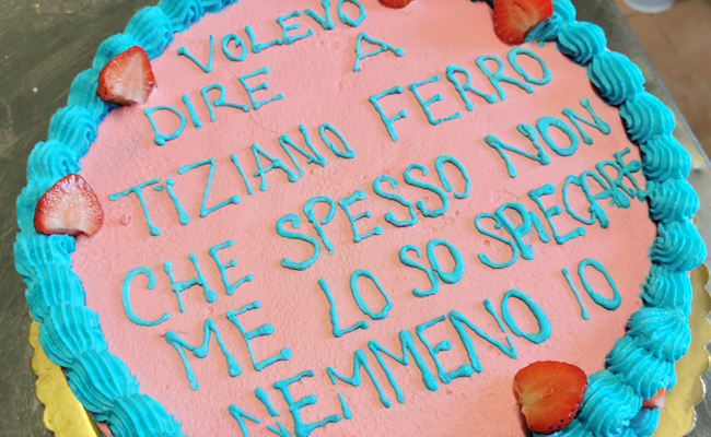 Torta Ugly con panna colorata, scritta colorata, farcitura a scelta.