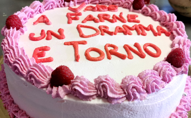 Torta ugly cake rifinita con panna colorata