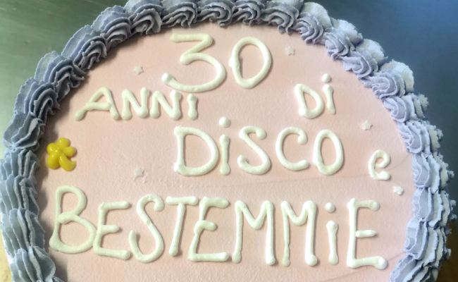 Torta ugly con panna rosa e glicine, farcitura a scelta.