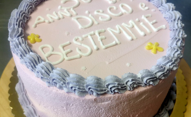 Torta ugly con panna rosa e glicine, farcitura a scelta.