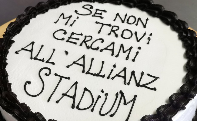 Torta ugly bianca e nera con frase a tema