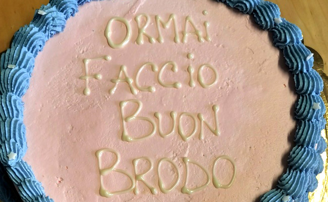 Torta ugly cake, alta, decorata con panna lilla e rosa