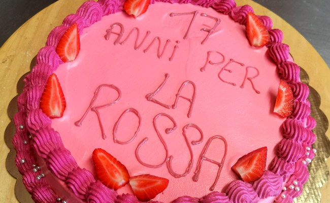 Torta ugly cake rosa e fucsia decorata con perline argento e fragole