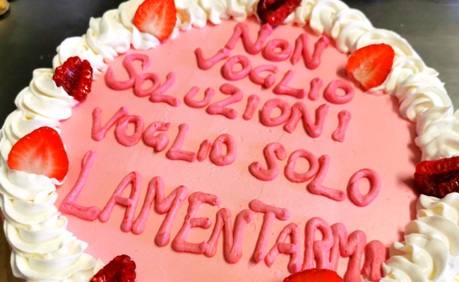 Torta ugly cake rifinita con panna colorata