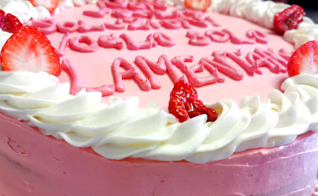 Torta ugly cake rifinita con panna colorata