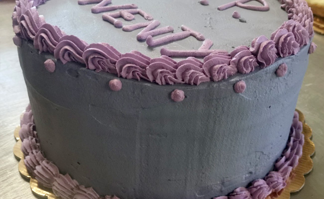 Torta ugly cake rifinita con panna colorata
