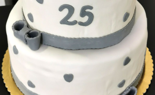 25° Anniversario di Matrimonio Torta a 3 piani in pasta di zucchero con decori argento e farcita con Chantilly e gocce di cioccolato