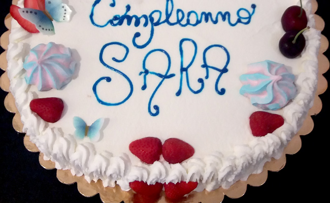 Torta di compleanno con fragole e panna, decori a tema blu-azzurro