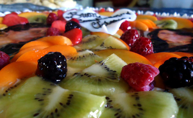 Torta per compleanno con frutta fresca