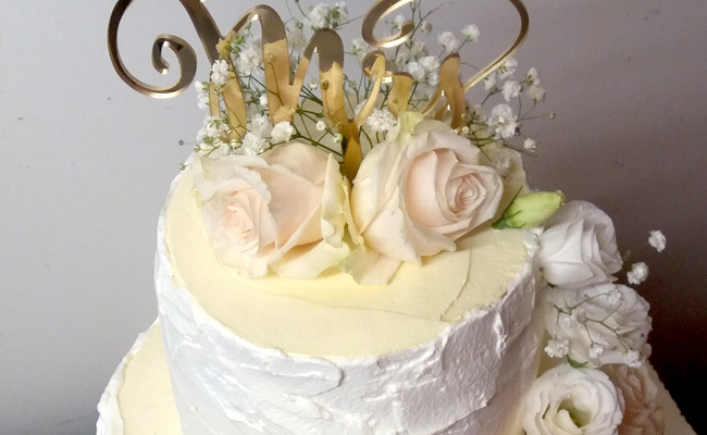Torta spatolata per matrimonio con cascata di fiori freschi
