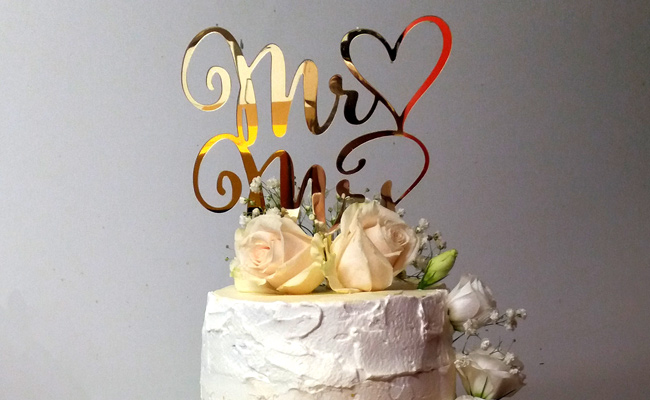 Torta spatolata per matrimonio con cascata di fiori freschi