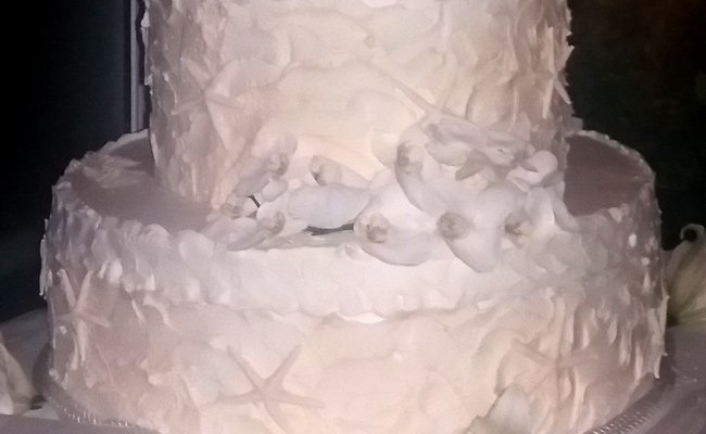 Torta di matrimonio effetto mare con orchidee