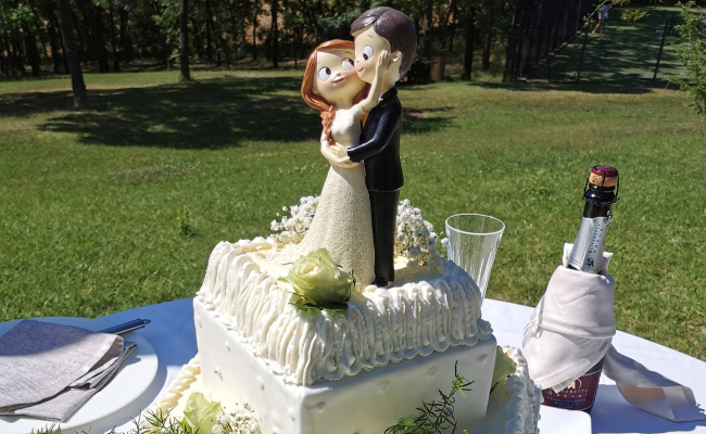 Torta da Matrimonio a piani con panna e decorazioni con fiori freschi
