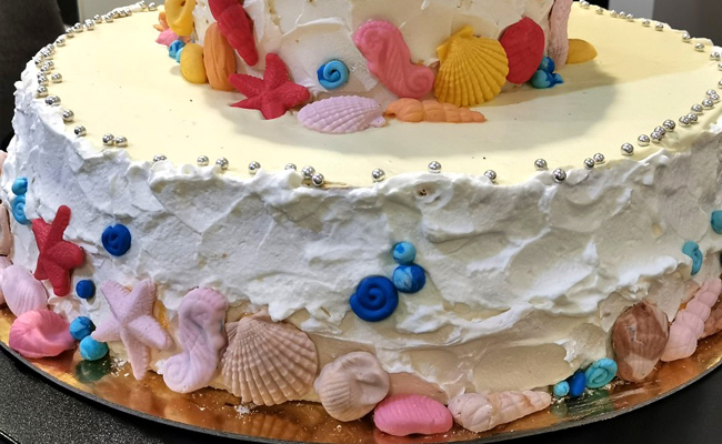 Torta a piani da matrimonio con decori a tema Marino colorati in zucchero farcita con nutella e crema Chantilly