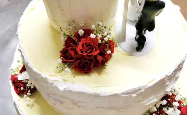 Torta da matrimonio, a 3 piani, decorata con fiori freschi farcita con nocciole, scaglie di cioccolato e chantilly