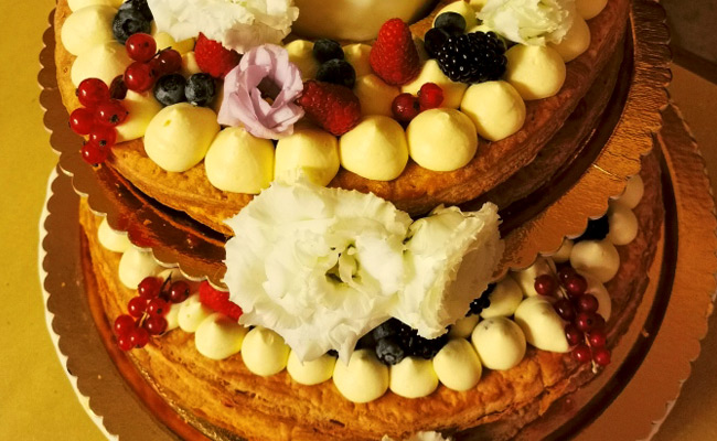Torta in alzata a 3 piani, millefoglie con crema chantilly e frutti di bosco a vista, fiori freschi.