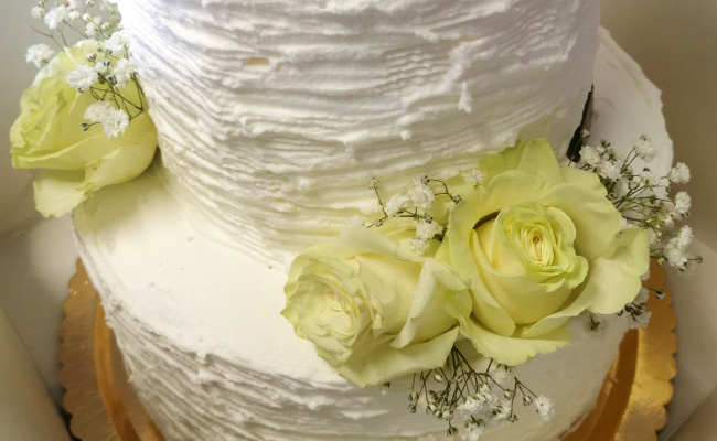 Torta a piani, spatolata con panna, farcita con cioccolato e chantilly. 