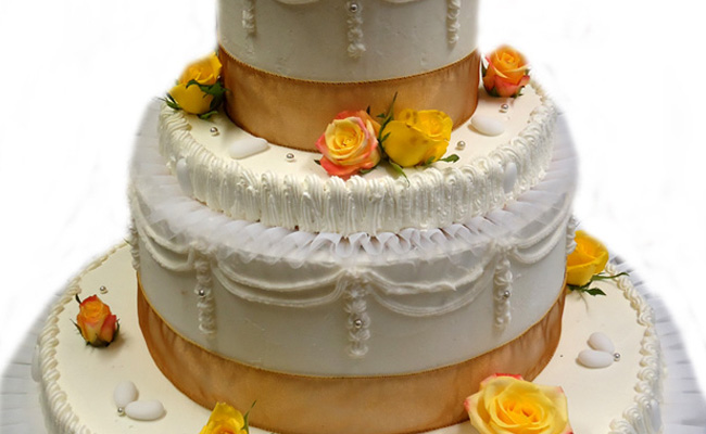 Torta alzata inglese per matrimonio con decorazioni di fiori freschi