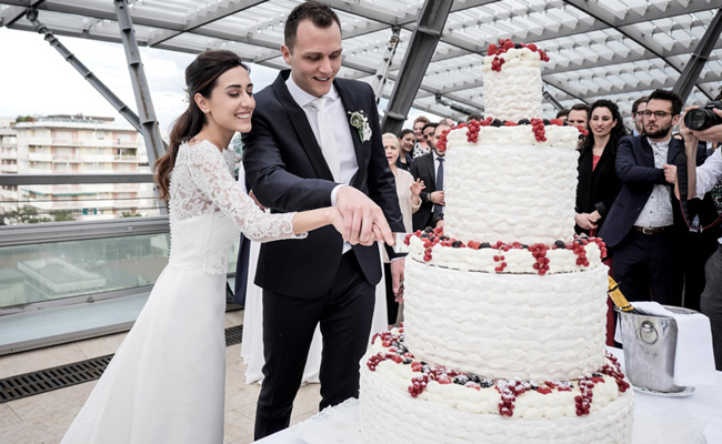 Torta da matrimonio con mascarpone e frutti di bosco freschi