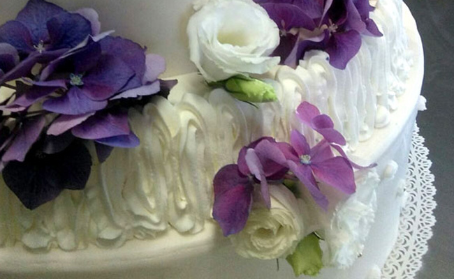 Torta a piani per matrimonio con fiori freschi