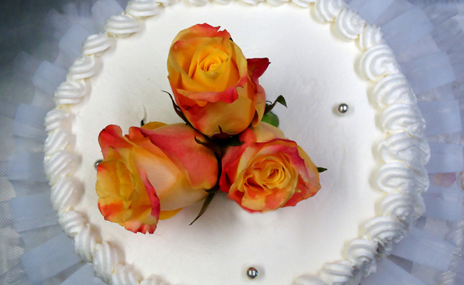 Torta alzata inglese per matrimonio con decorazioni di fiori freschi