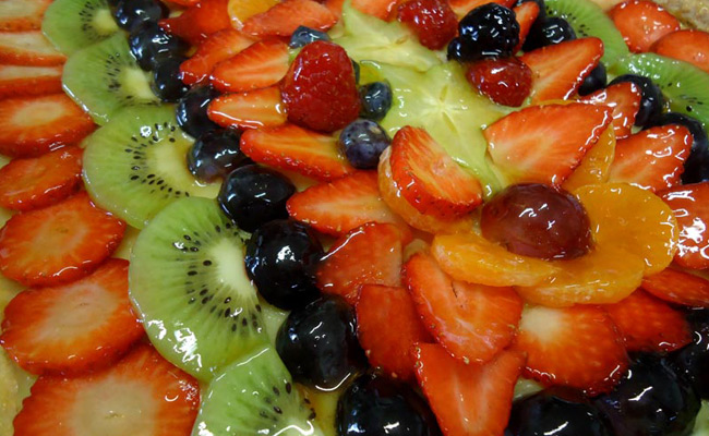 Torta californiana di frutta con frolla e crema vegana